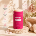 LUREA BODY sobre piedra de travertino con flores - Protección eficaz, suave con tu piel, hidrata y calma, para cada aventura